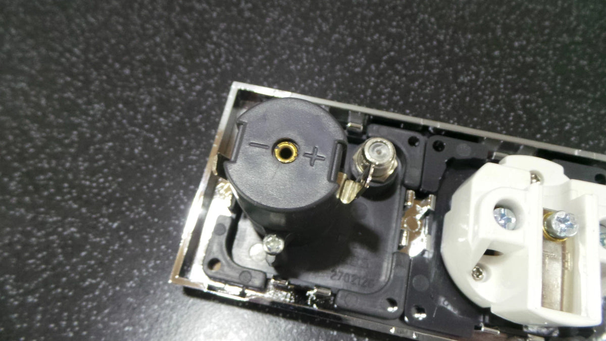 1X 240V 3 Pin Socket for Motorhome Caravan (Chrome Surround)