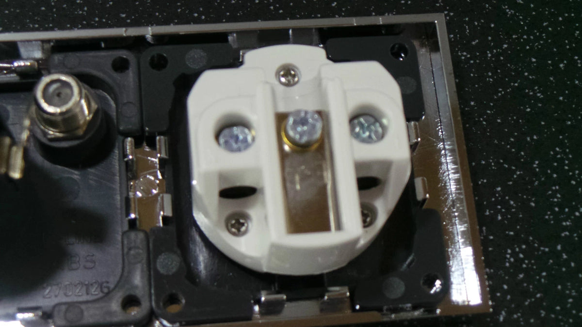 1X 240V 3 Pin Socket for Motorhome Caravan (Chrome Surround)