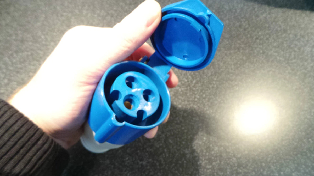 16 Amp Blue 240 Volt Socket for Caravan/Motorhome (PO110)